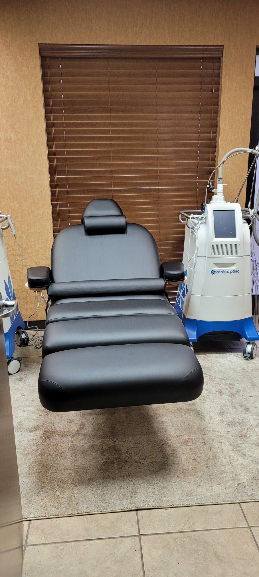 Living Earth Crafts CLOUD 9 Cuvee Spa Table beside CoolSculpting machine in clinic room.
