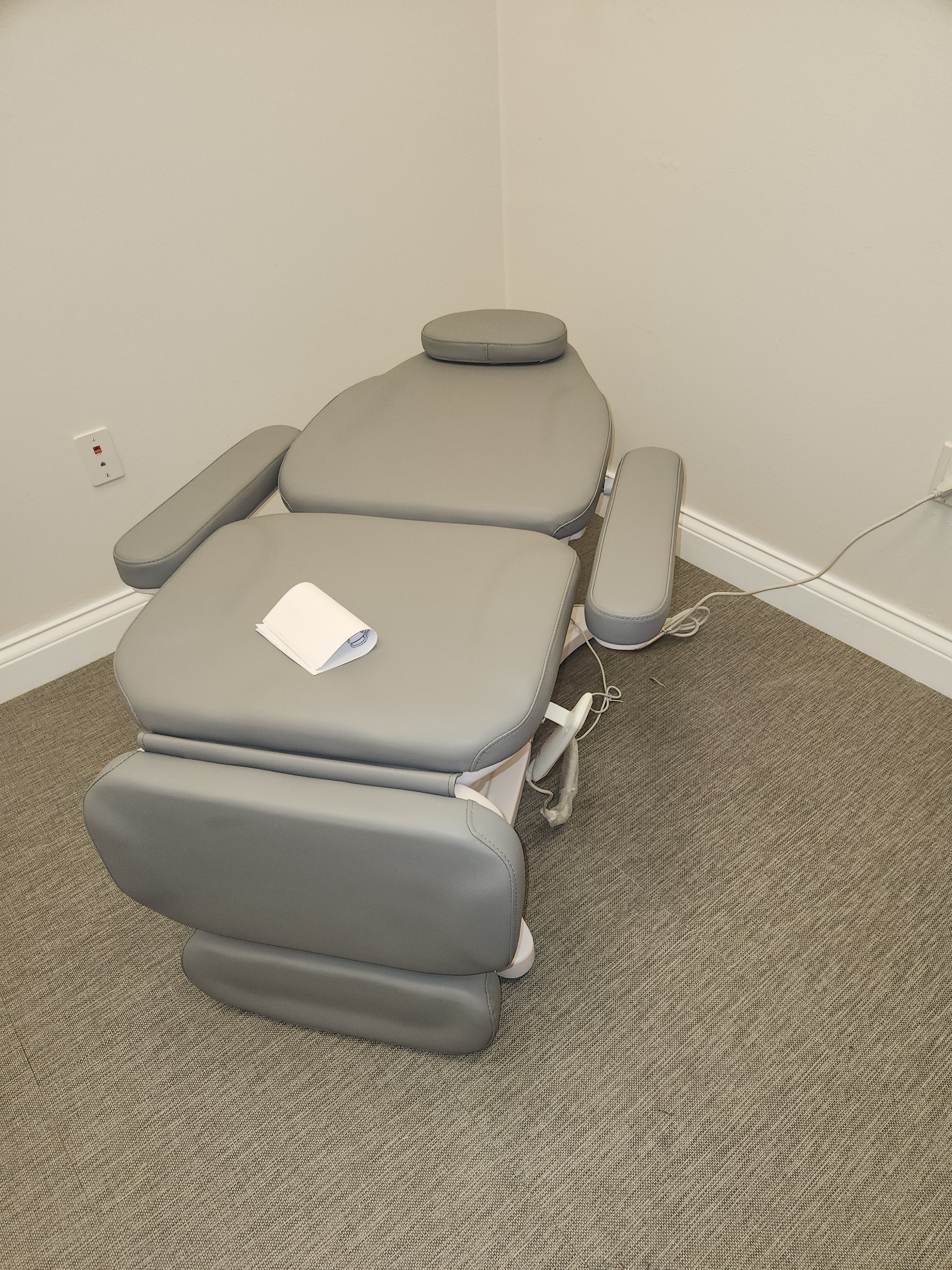 The Bellucci Electrical Facial Bed DIR by DIR awaits in a serene room for relaxation and care.